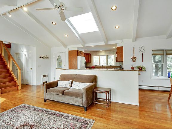 5th image of 24 Meadowood Ct