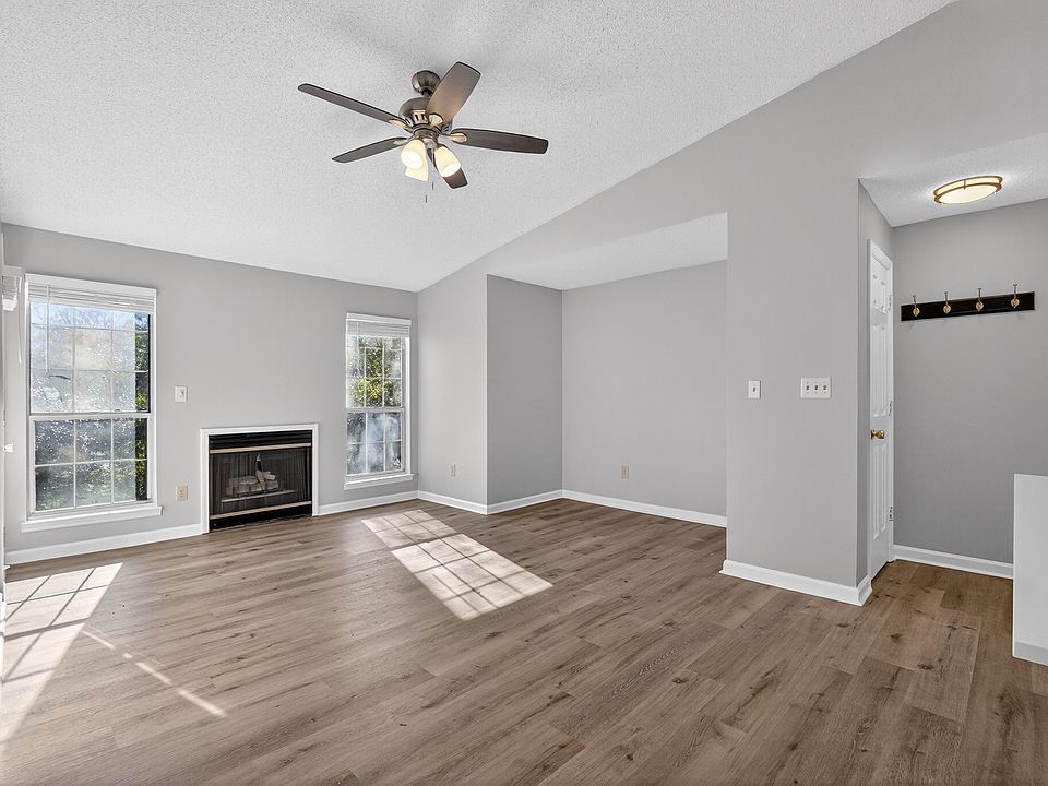 1st image of 423 Granville Ct