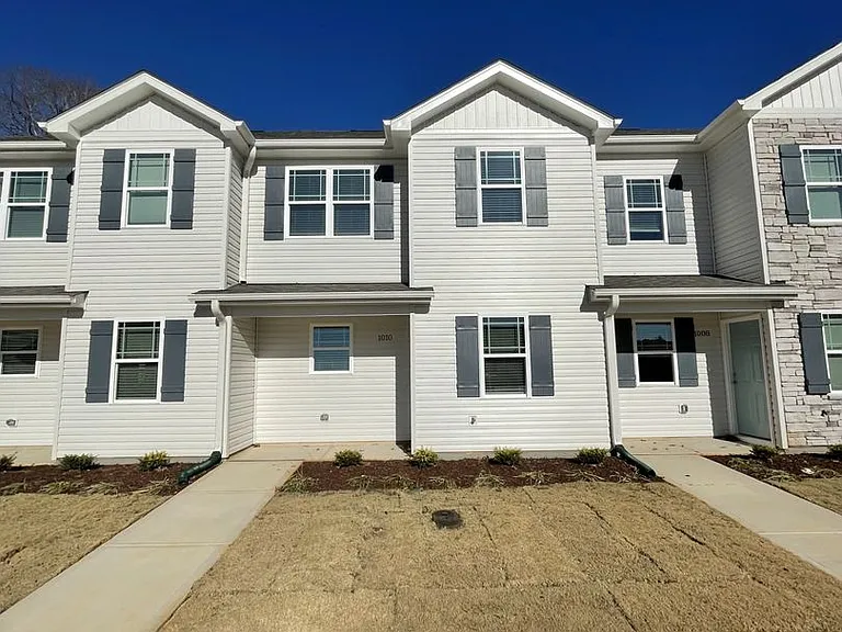 1010 Peony Ln — Photo 1
