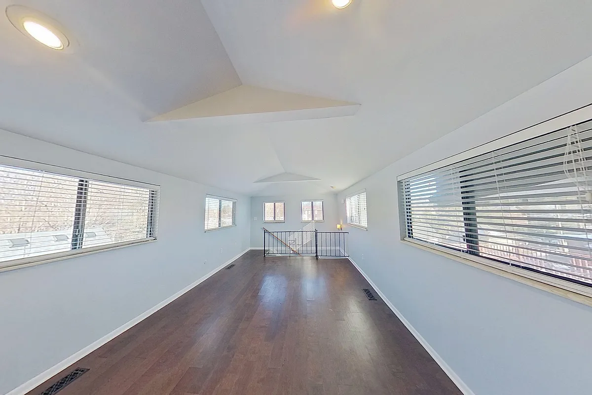 Building Photo - 1096 Van Dyke St #203