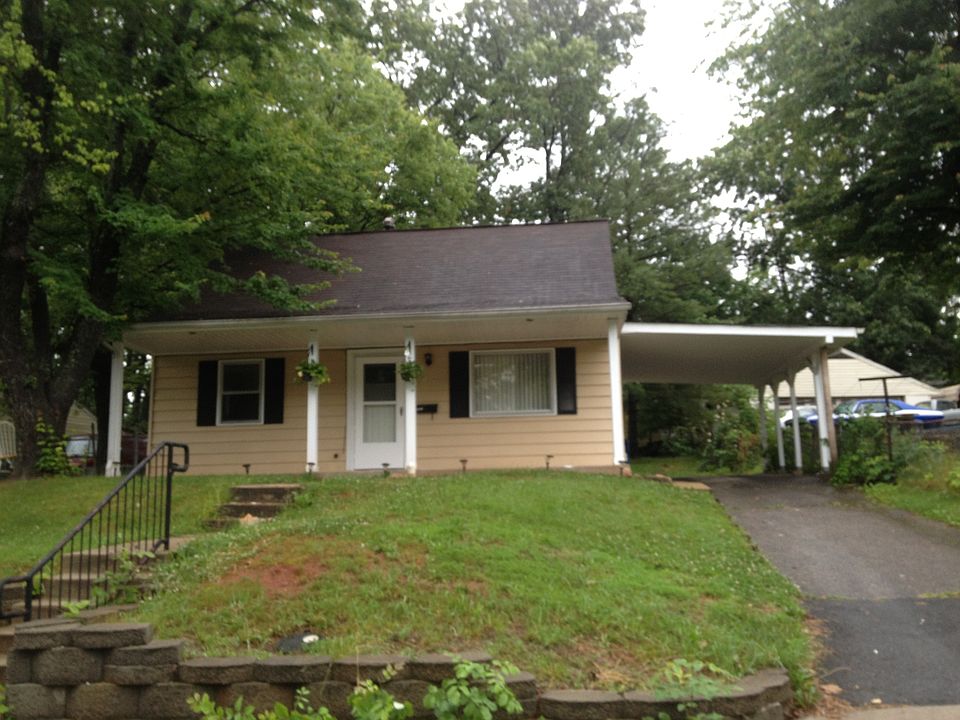 Front yard and Driveway/Streetview