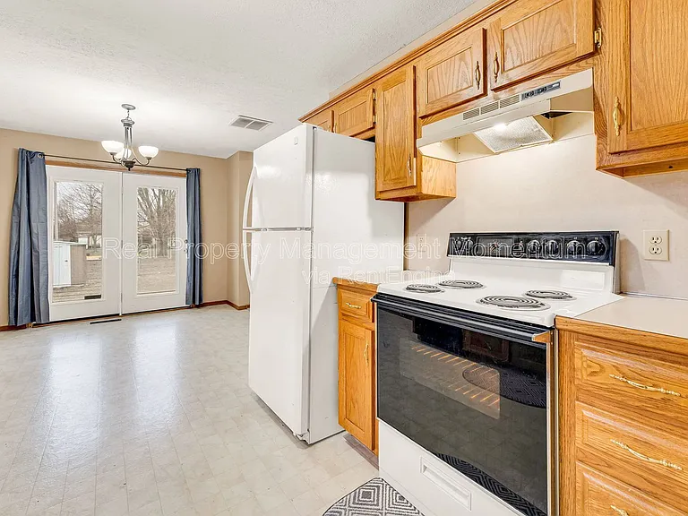 2671 N Cedar Ave — Photo 6