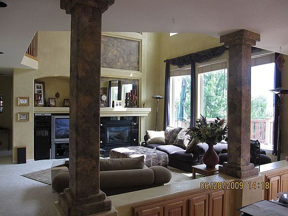 Family Room w Mtn Views