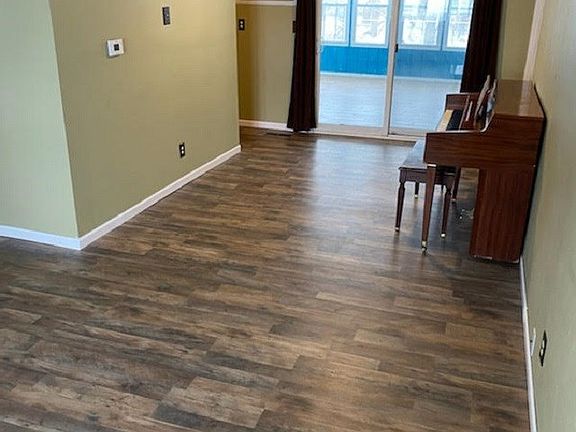 3rd image of 1809 Valley Dr