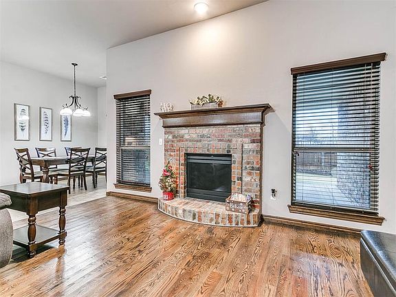 5th image of 4112 Vista Dr