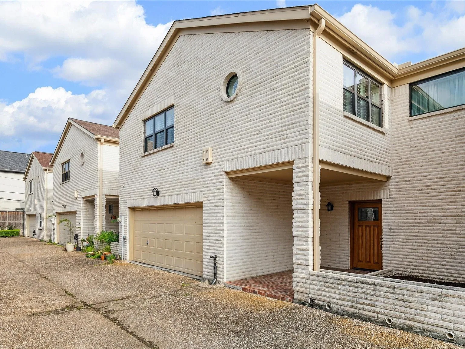 3 bed, 2.5 bath, 2608 sqft, $2,975 — Photo 1