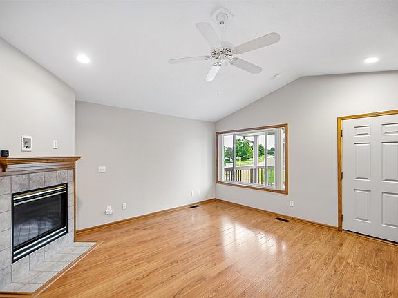 3rd image of 109 SW Hickory Gln