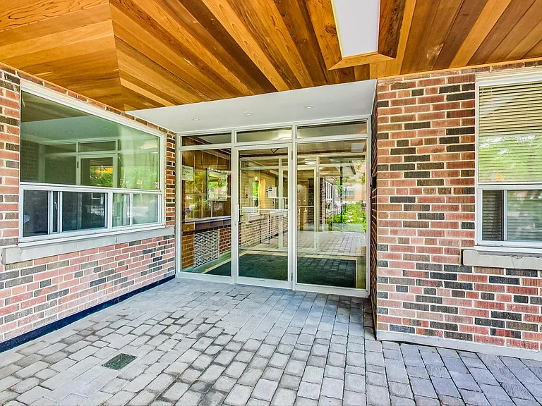 291 Avenue Rd — Photo 13