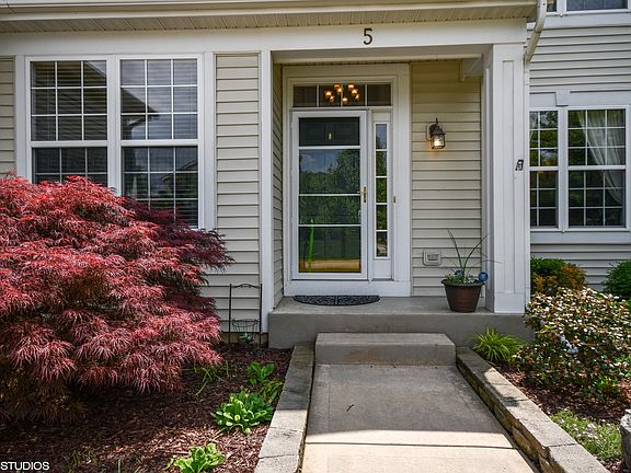 3rd image of 5 W Ellington Ct