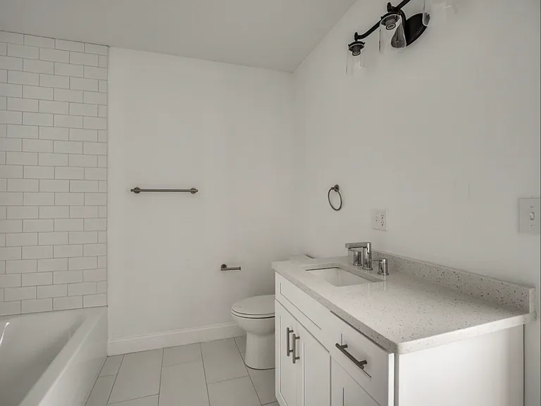 105 William St #402 — Photo 5