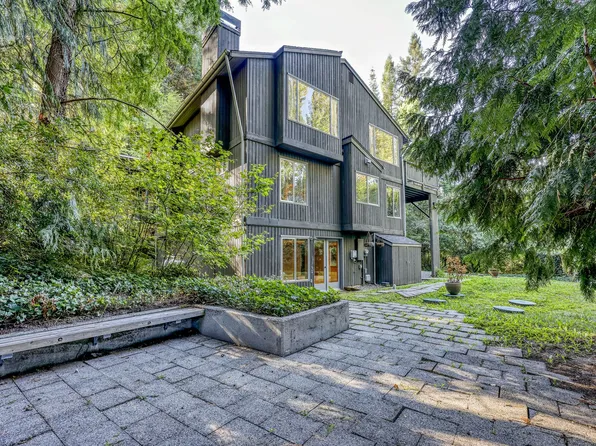 9375 Eric Pl NE, Bainbridge Island, WA 98110