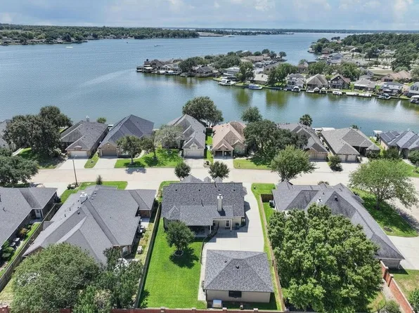 13638 Lakeside Place Dr, Willis, TX 77318