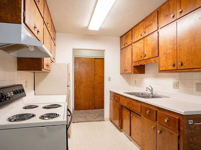 Fargo, ND Islander Apartments | 11A | Kitchen