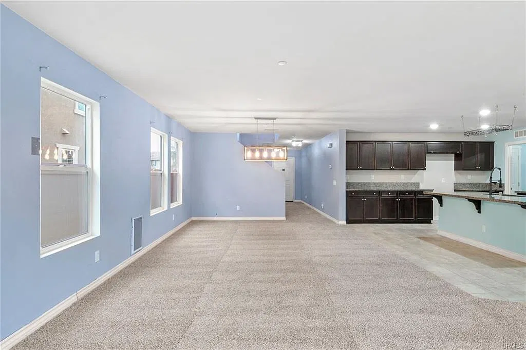 4 bed, 2639 sqft, $3,500 — Photo 3