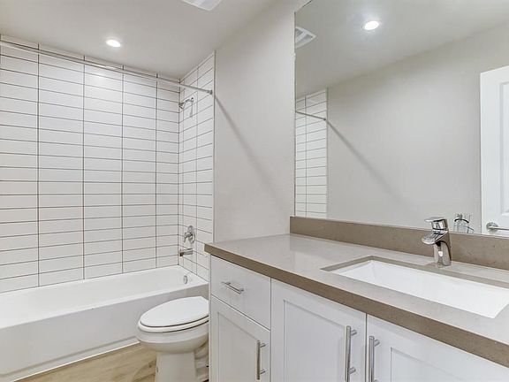 5th image of 645 E 11th 1/2 St APT 2
