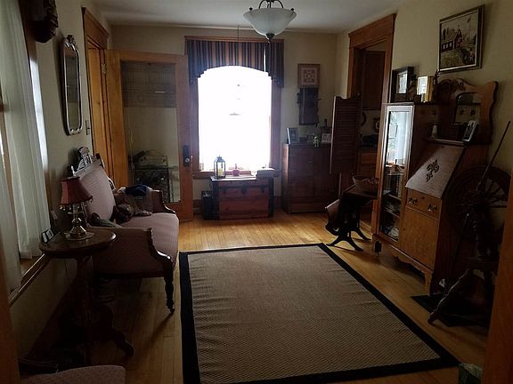 4th image of 127 Allen St