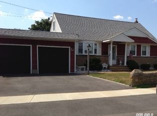 7 Edmore Ln S, West Islip, NY 11795