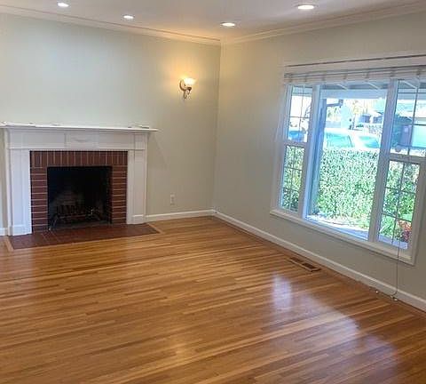 living room - lots of light