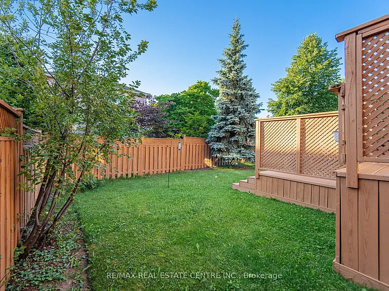 3725 Althorpe Cir N — Photo 47