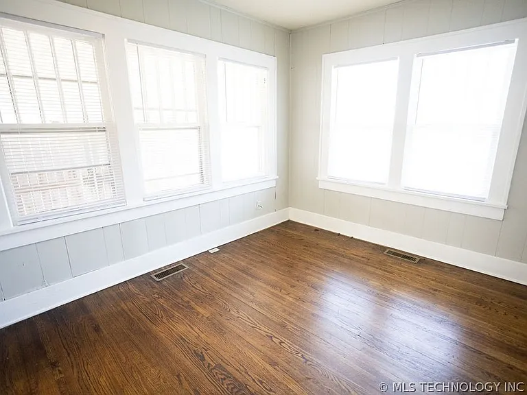 1147 S Florence Ave — Photo 40
