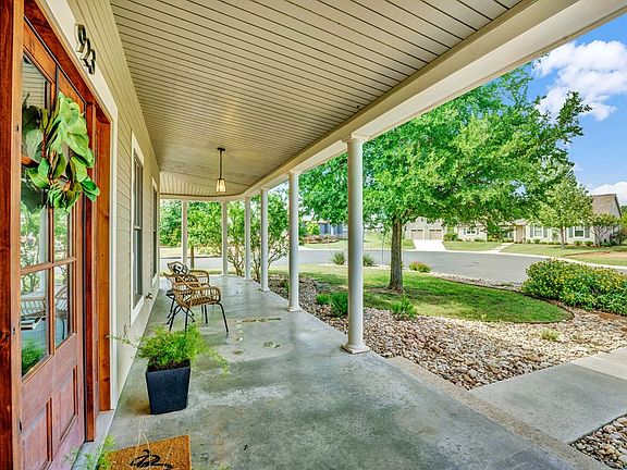 3rd image of 923 Laurel Ln