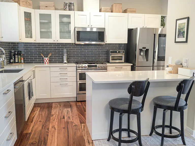 Kitchen and breakfast bar
