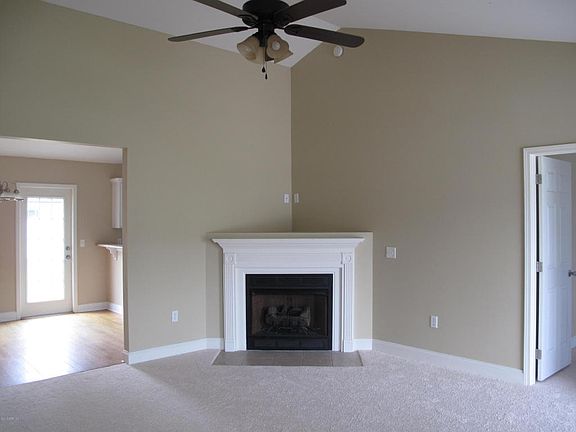 3rd image of 100 Wintergreen Dr