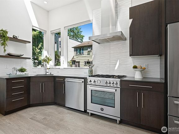 3rd image of 3929 2nd Avenue NE