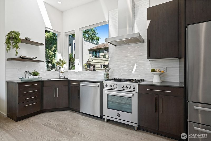 3rd image of 3929 2nd Avenue NE