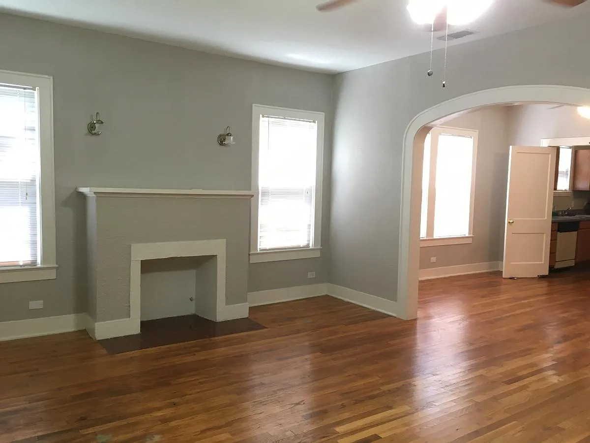 715 E Elmira Street — Photo 1