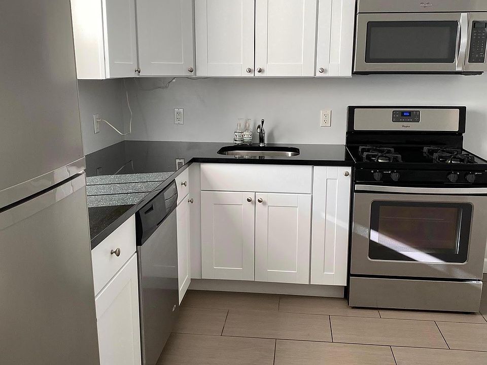 Bright eat-in kitchen