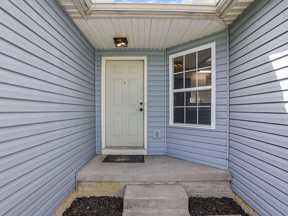 2nd image of 1572 Roscommon Dr