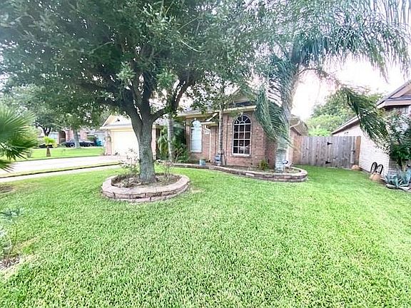 3rd image of 1906 Crestwood Ln