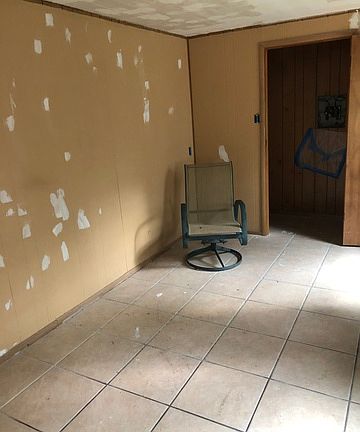 3rd image of 210 Shropshire Dr