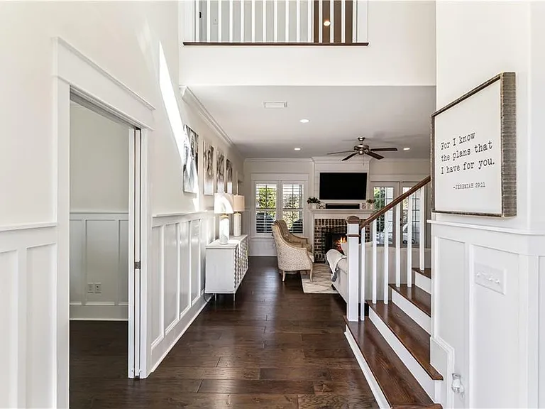 1077 Sinclair Way — Photo 2