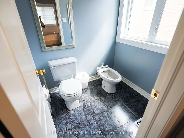 2427 Erin Centre Blvd — Photo 18