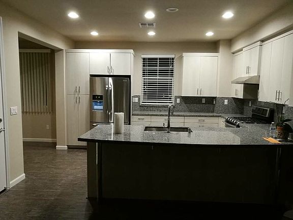 4th image of 906 Holly Pl