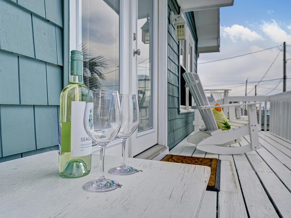 Relax on the front deck with ocean/pier views