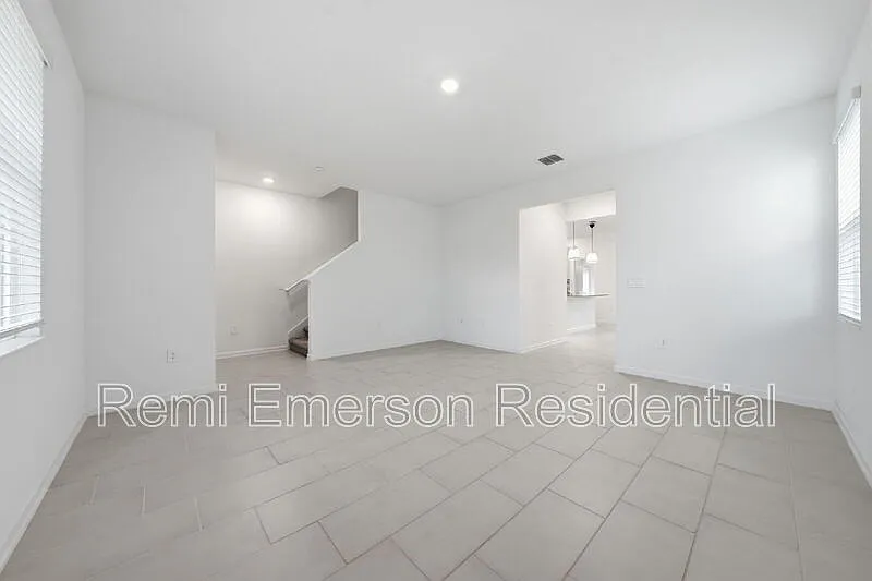 3 bed, 2.5 bath, 1930 sqft, $2,350 — Photo 3