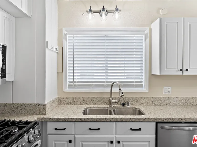 5541 Fallbrook Ave — Photo 10