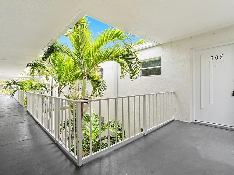 4215 N University Dr #305 — Photo 2