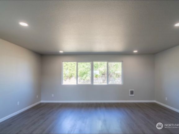 5th image of 160 162 carswell Street Dr