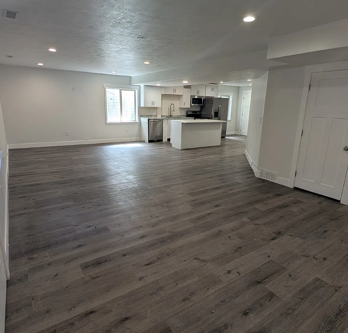 3 bed, 1.0 bath, 1600 sqft, $2,295 — Photo 2