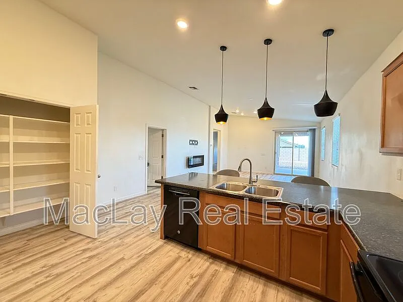 3 bed, 3.0 bath, 1937 sqft, $2,095 — Photo 4