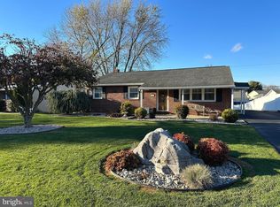 945 Brandon Dr, Chambersburg, PA 17201