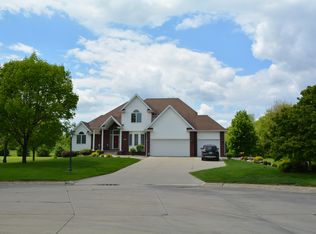 3233 Oakview Ct, Waukee, IA 50263