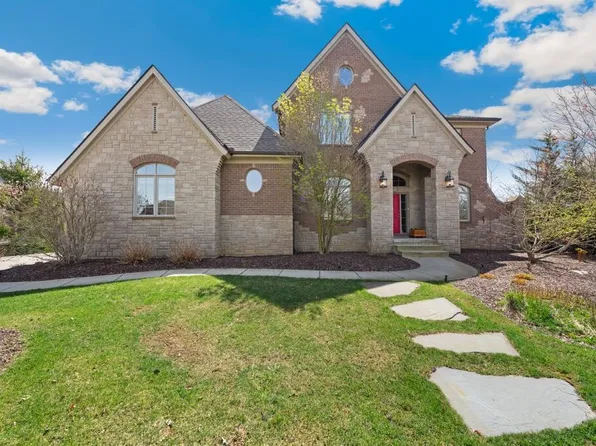 3307 Royal Berkshire Ln, Oakland, MI 48363