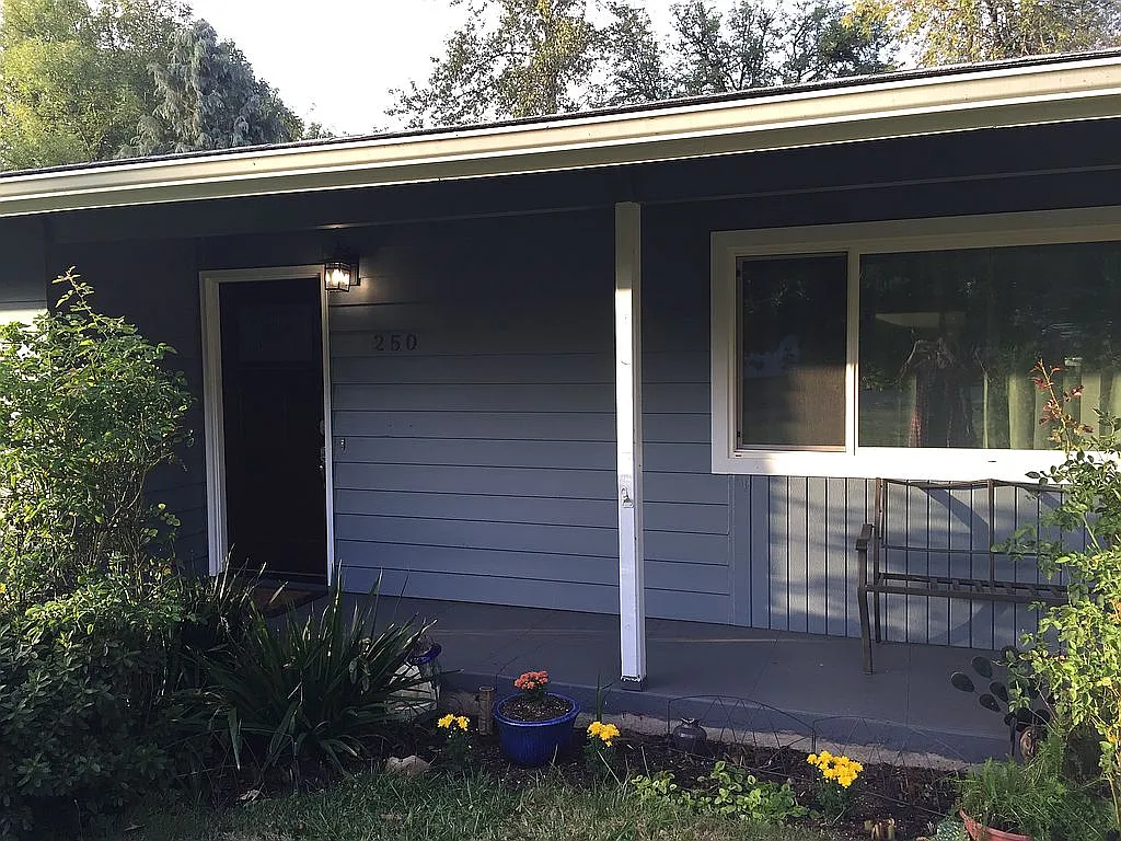 250 NE Azalea Dr photo 1