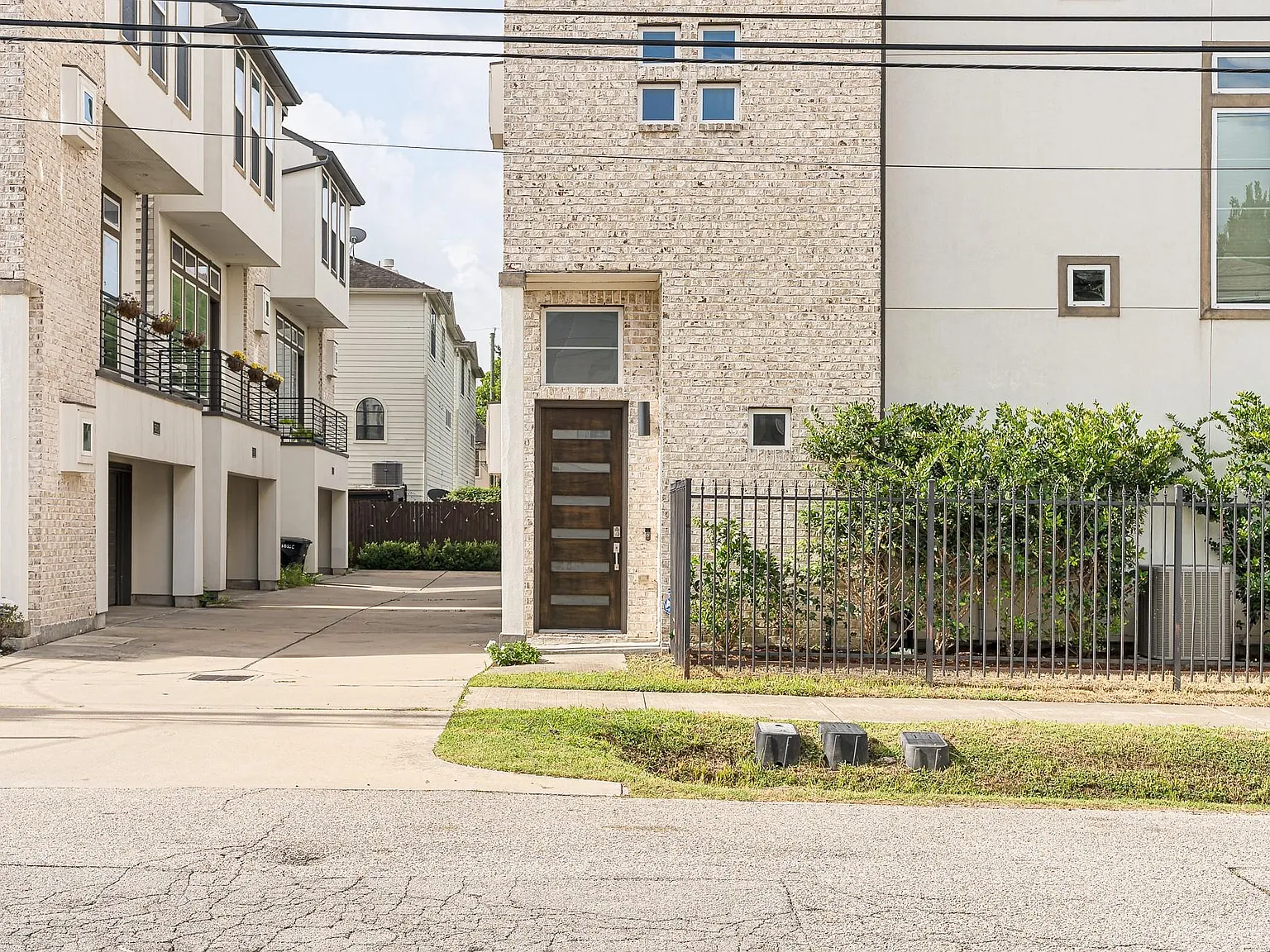 3 bed, 3.5 bath, 2222 sqft, $3,600 — Photo 3
