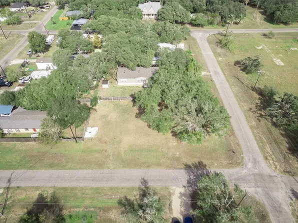 503 N Verne St, Rockport, TX 78382